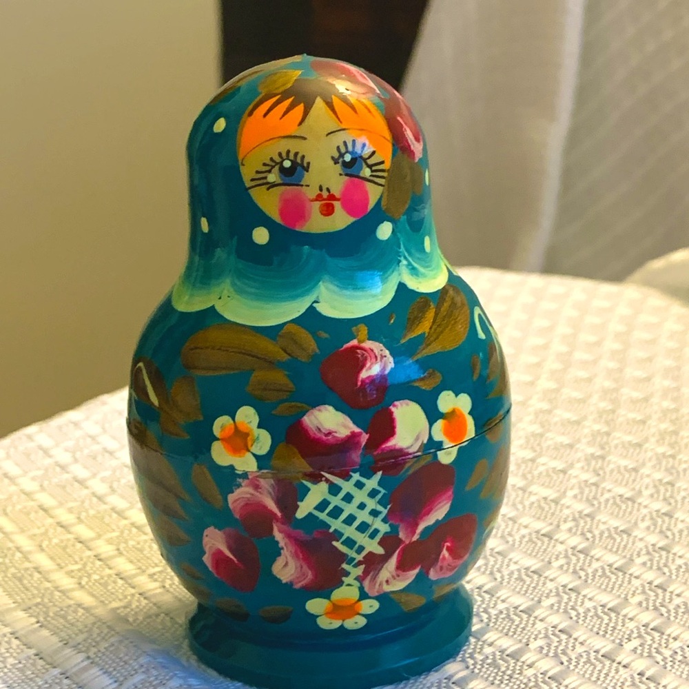 Set of 5 Matryoshka dolls (Russian nesting dolls)